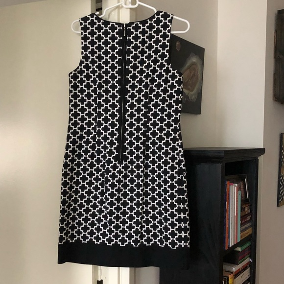 EUC White House Black Market Shift Dress - Picture 2 of 3